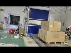 Индивидуальная душевая кабина, прислоненная к стене, обдув с обеих сторон